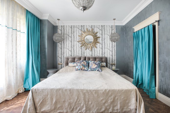 quarto cinza com cortinas turquesa