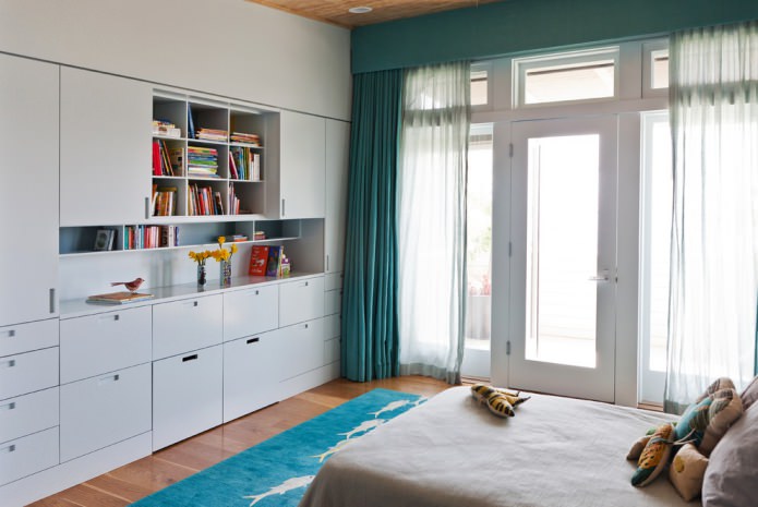 Interior em tons de branco com cortinas turquesa