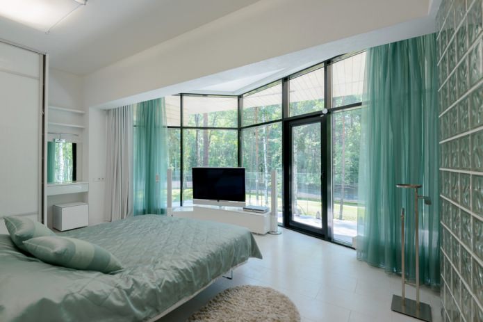 interior de quarto cinza-turquesa com organza