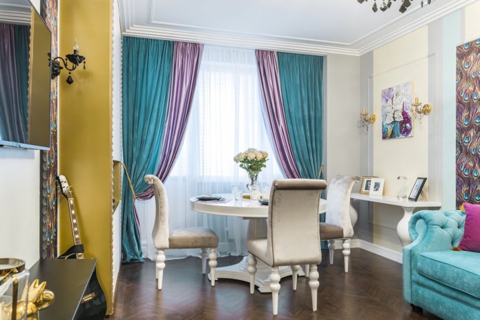 Combinação de violeta e turquesa em cortinas