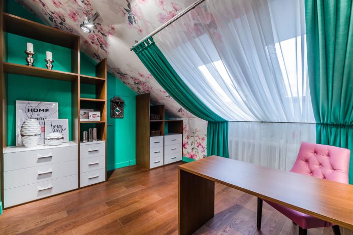 Cortinas brancas e turquesa