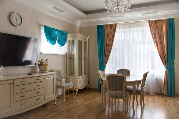 Combinação de cortinas marrom e turquesa