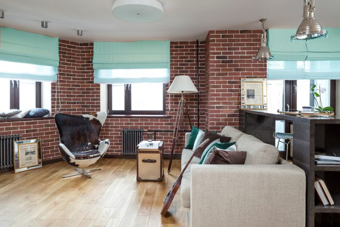 cortinas turquesa em um quarto estilo loft