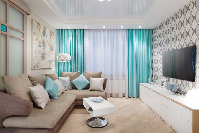 cortinas brancas e turquesa na sala de estar