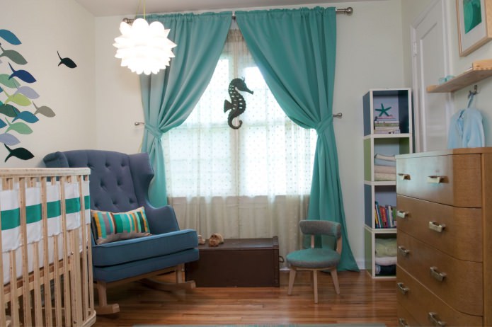 quarto infantil com cortinas de tule translúcido e cortinas turquesa