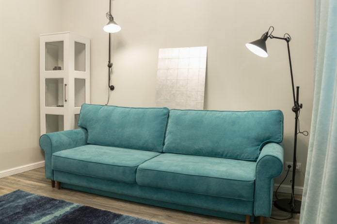 sofá turquesa reto no interior