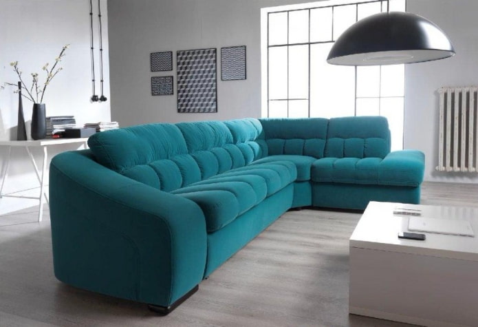sofá turquesa no interior da sala de estar