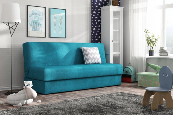 sofá turquesa no interior de um quarto de criança