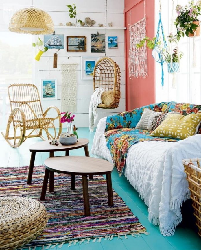 sala de estar boho iluminada