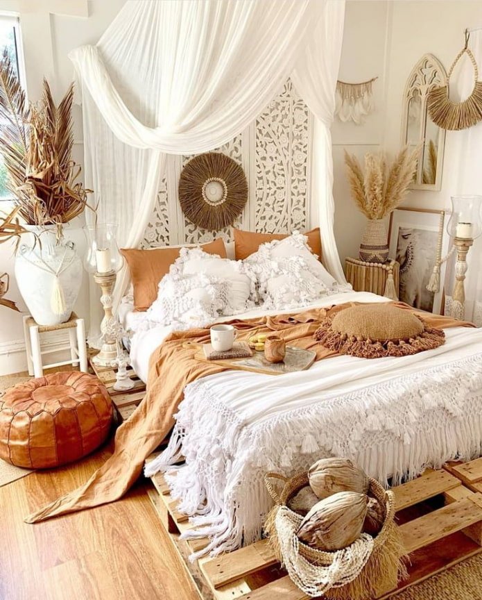 cama de paletes no interior