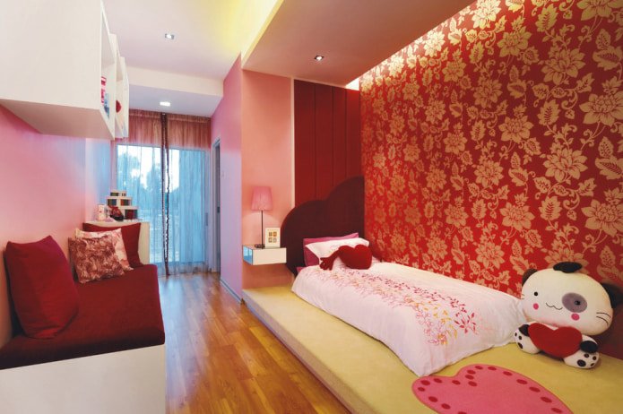 quarto infantil para menina com paredes bordô e dourado