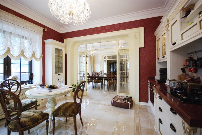 as paredes da cozinha são decoradas com papel de parede bordô e dourado