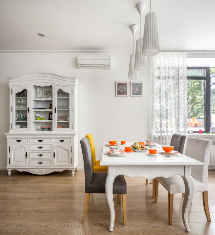 aparador branco na sala de jantar