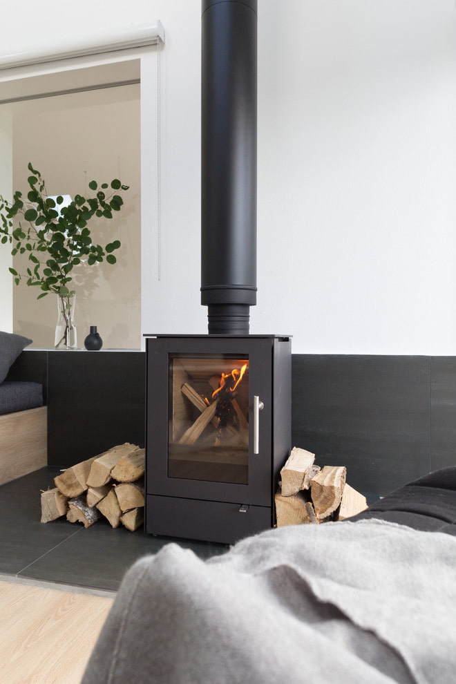Um fogão a lenha em estilo minimalista
