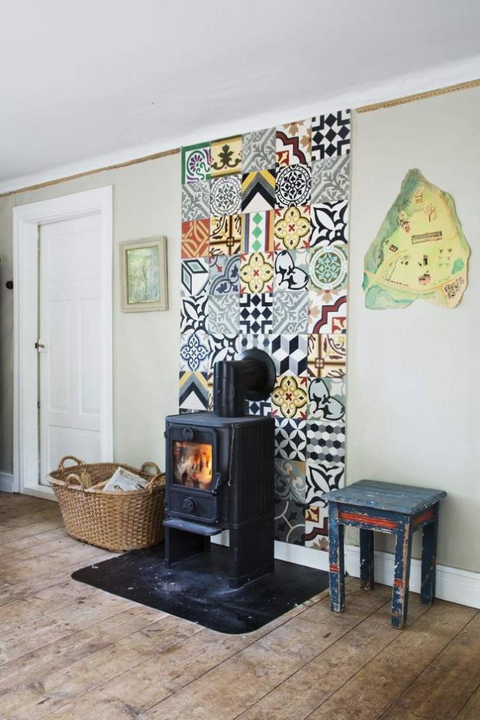 Parede com azulejos de retalhos