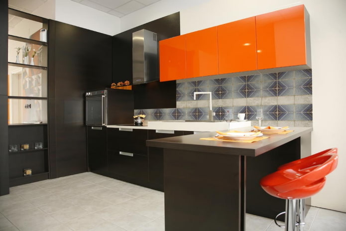 interior da cozinha em tons de preto e laranja