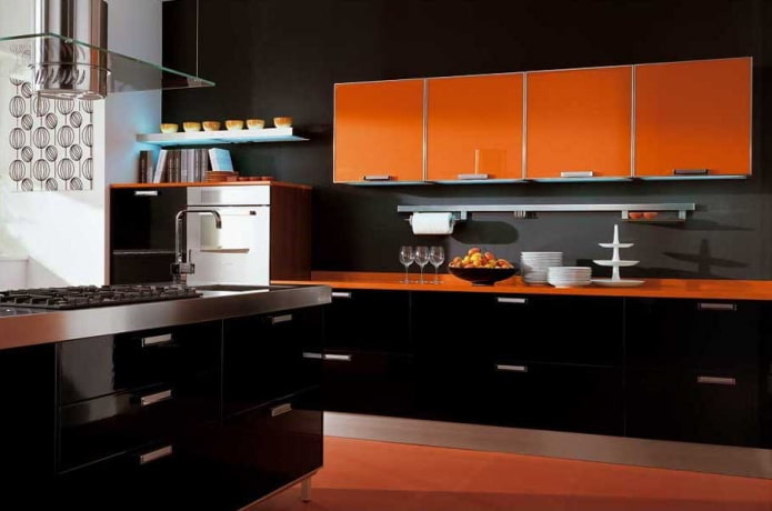 interior da cozinha em tons de preto e laranja