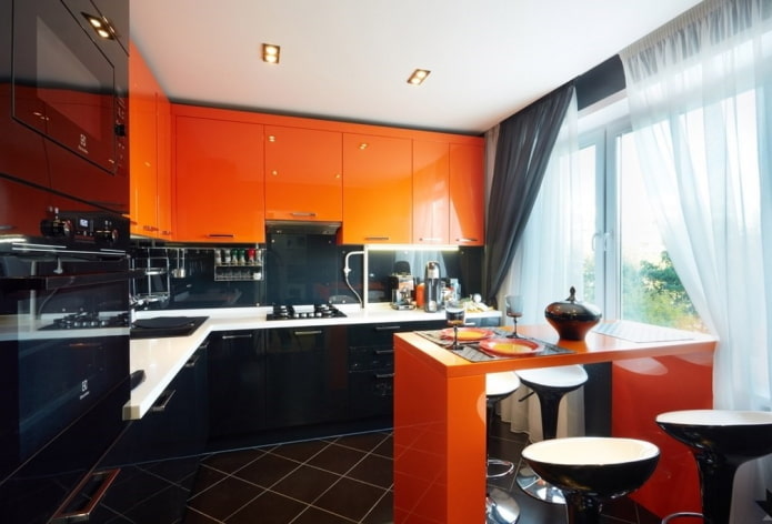 interior da cozinha em tons de preto e laranja