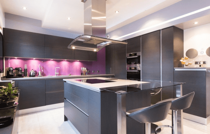 interior da cozinha em tons de preto e roxo