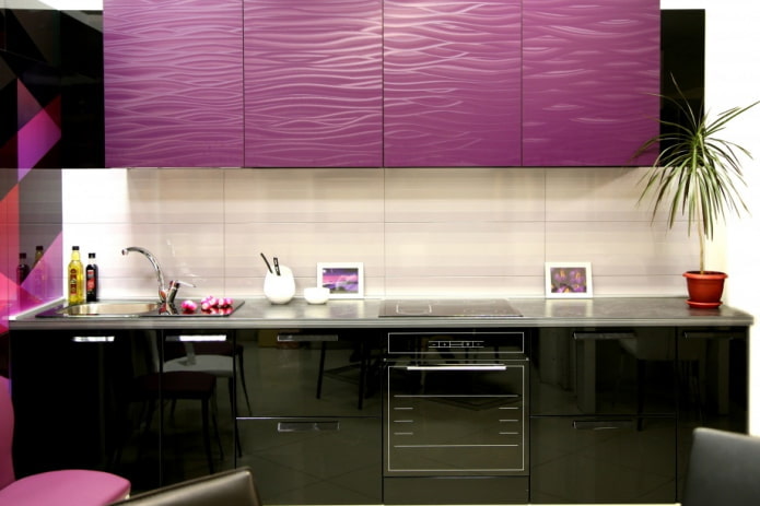 interior da cozinha em tons de preto e roxo
