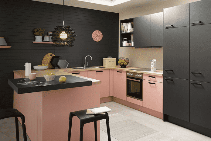 interior da cozinha em tons de preto e rosa