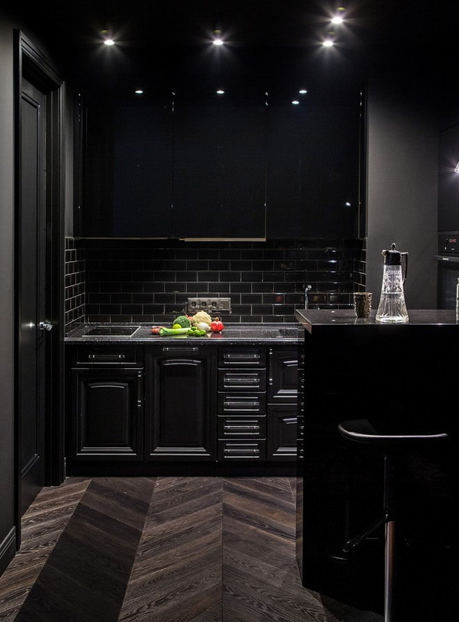 acabamento no interior da cozinha em tons de preto
