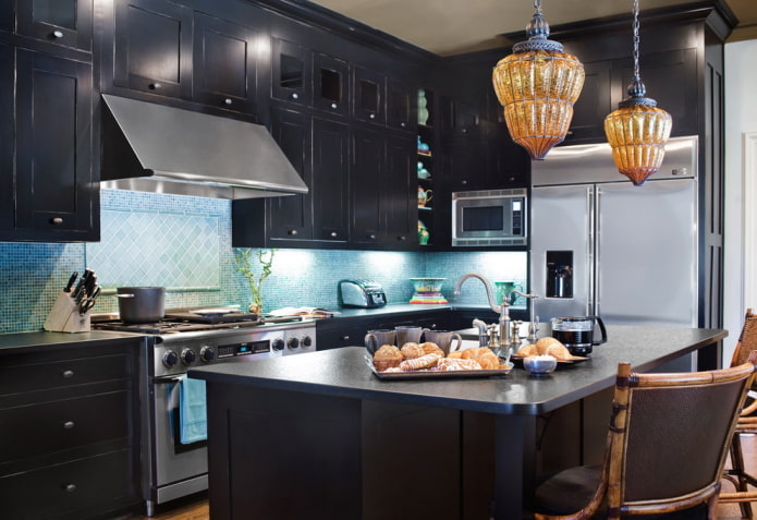 conjunto de cozinha preto e avental azul