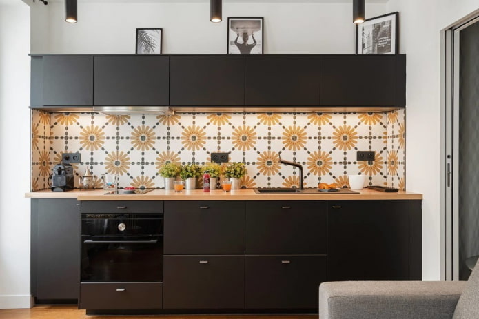 conjunto de cozinha preto com avental branco e amarelo