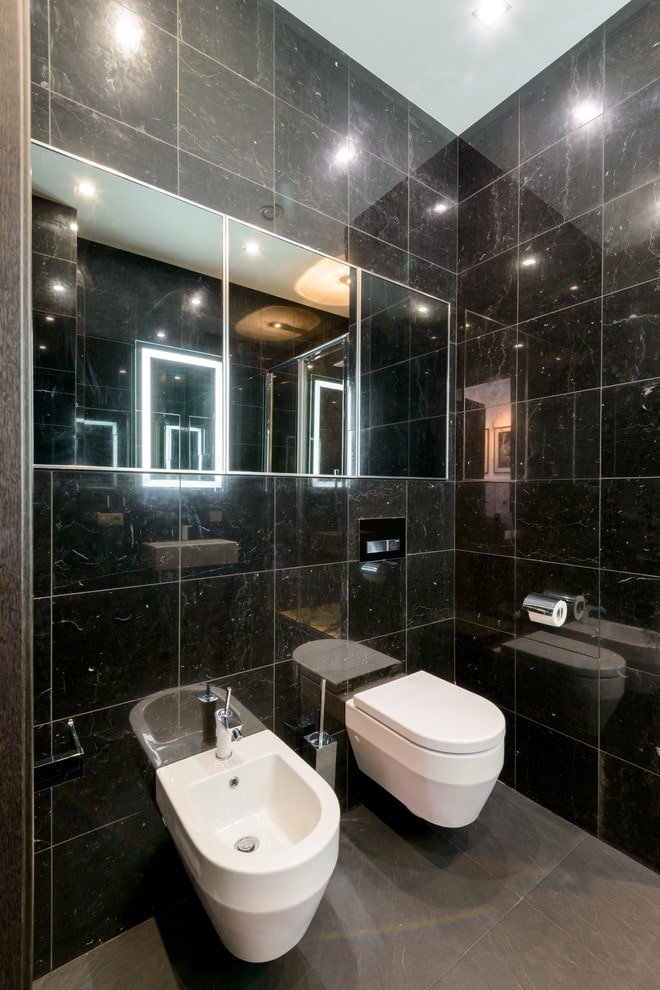 piso cinza, paredes em mármore preto