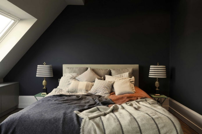 têxteis no interior do quarto em tons de preto