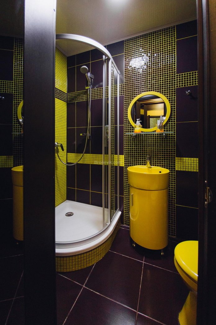 banheiro preto e amarelo