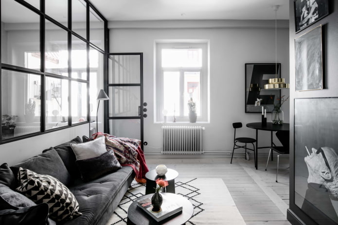 sala de estar em tons de preto e branco em estilo escandinavo