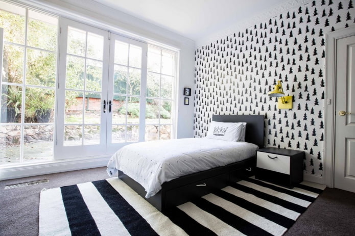 têxteis no interior do quarto em tons de preto e branco