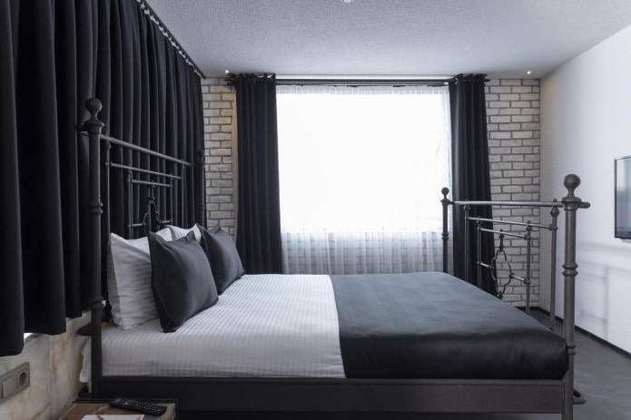 móveis no interior do quarto em tons de preto e branco