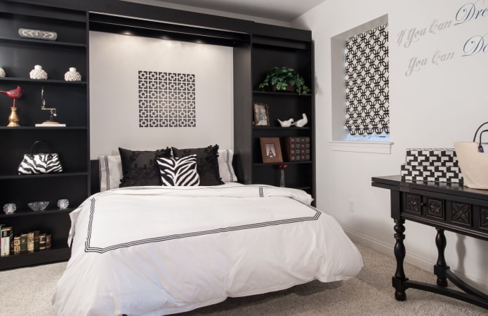 móveis no interior do quarto em tons de preto e branco