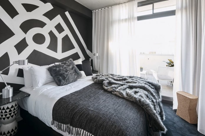 têxteis no interior do quarto em tons de preto e branco