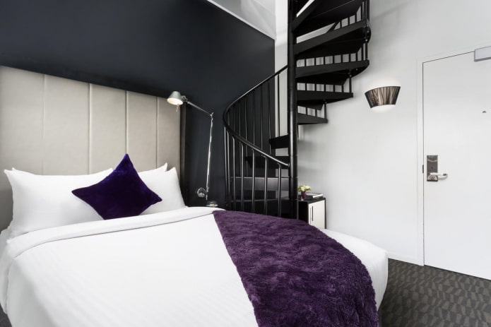 têxteis no interior do quarto em tons de preto e branco