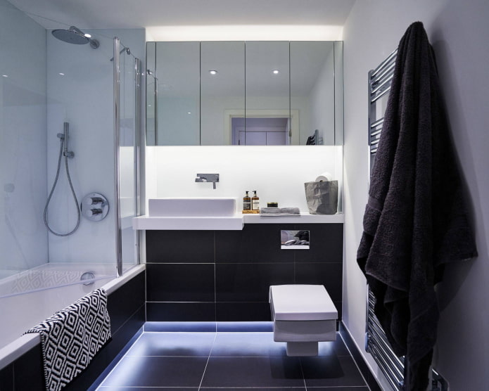 Banheiro preto e branco com iluminação LED