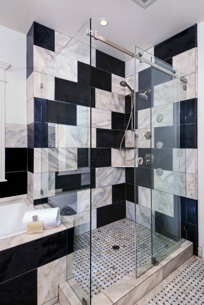 Azulejos pretos e brancos em um padrão escalonado