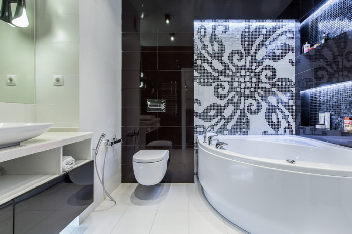 Painel de mosaico acima da banheira