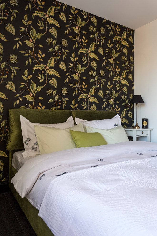 papel de parede preto com folhas verdes