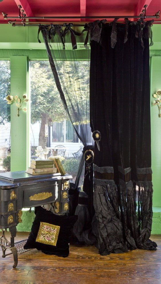 Cortinas escuras com presilhas