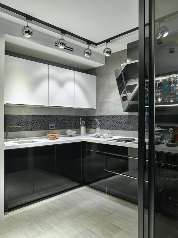 Design de uma cozinha pequena com conjunto preto
