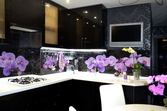 cozinha com conjunto preto e papel de parede preto