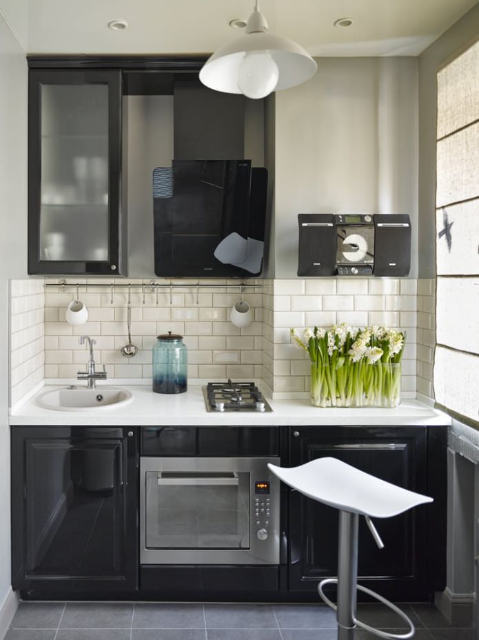 Design de uma cozinha pequena com conjunto preto