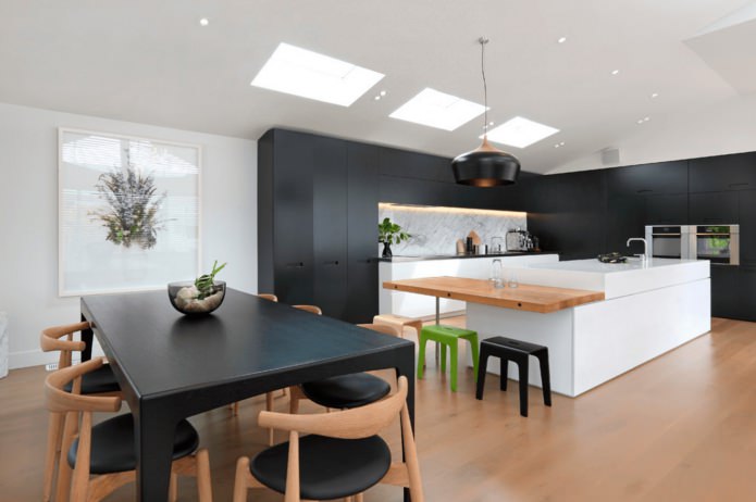 conjunto preto moderno no interior da cozinha