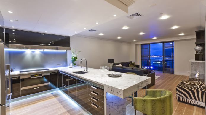 interior de cozinha com móveis pretos