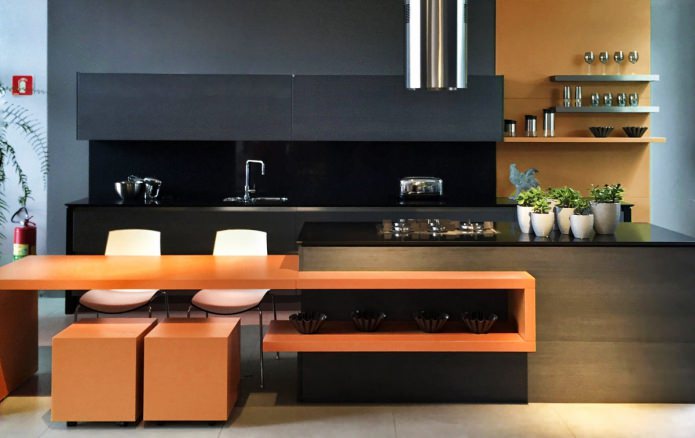 Conjunto de cozinha preto com bancada laranja