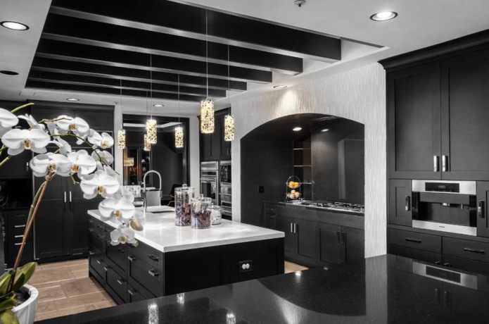 papel de parede cinza na cozinha com móveis pretos