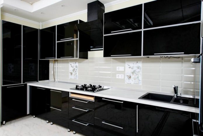 conjunto de cozinha preto brilhante em estilo minimalista